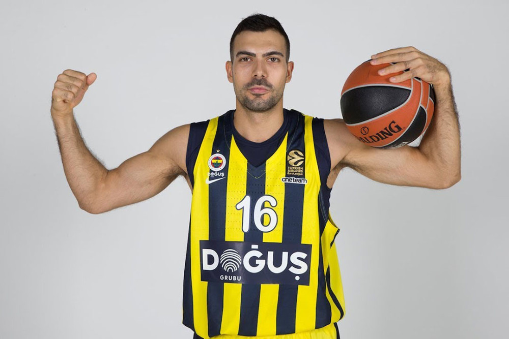 希腊球员承接球队进攻重任扬眼表现