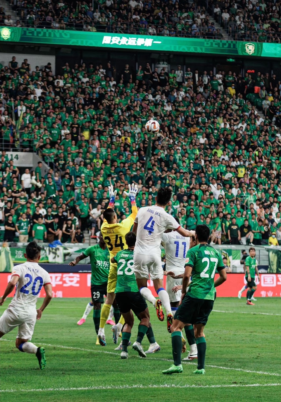 战斗气氛！球队在比赛中斗志昂扬的简单介绍