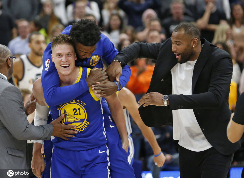 od体育娱乐-爵士队客场逆转战绩，刷新历史记录的简单介绍