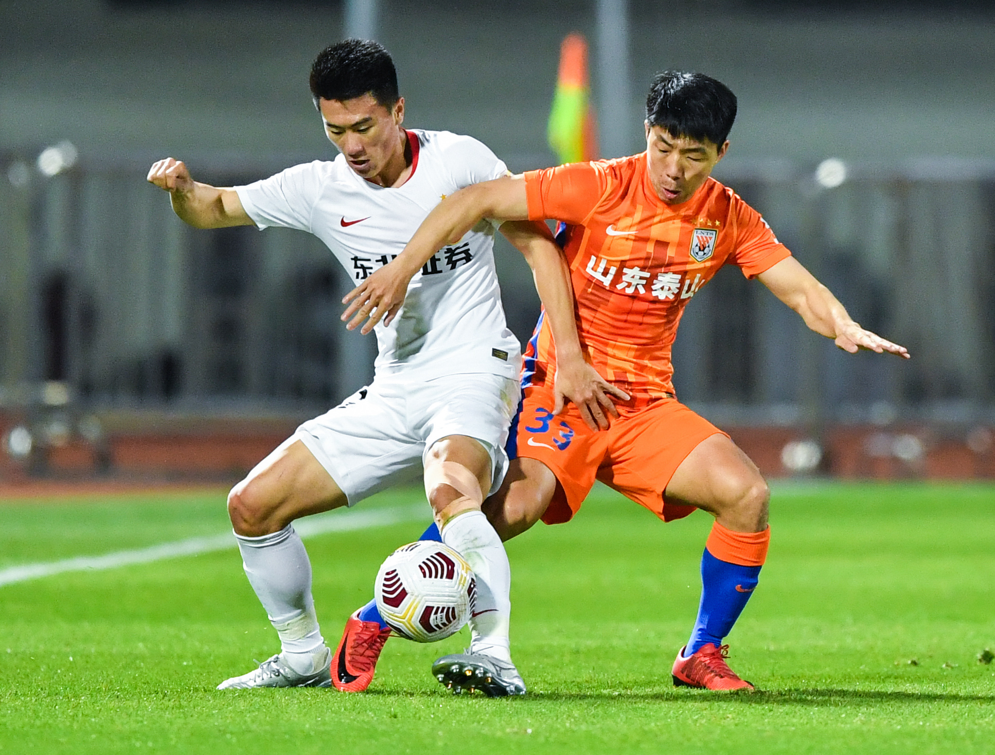 包含山东队凭借团结合作，取得胜利和幸福的词条