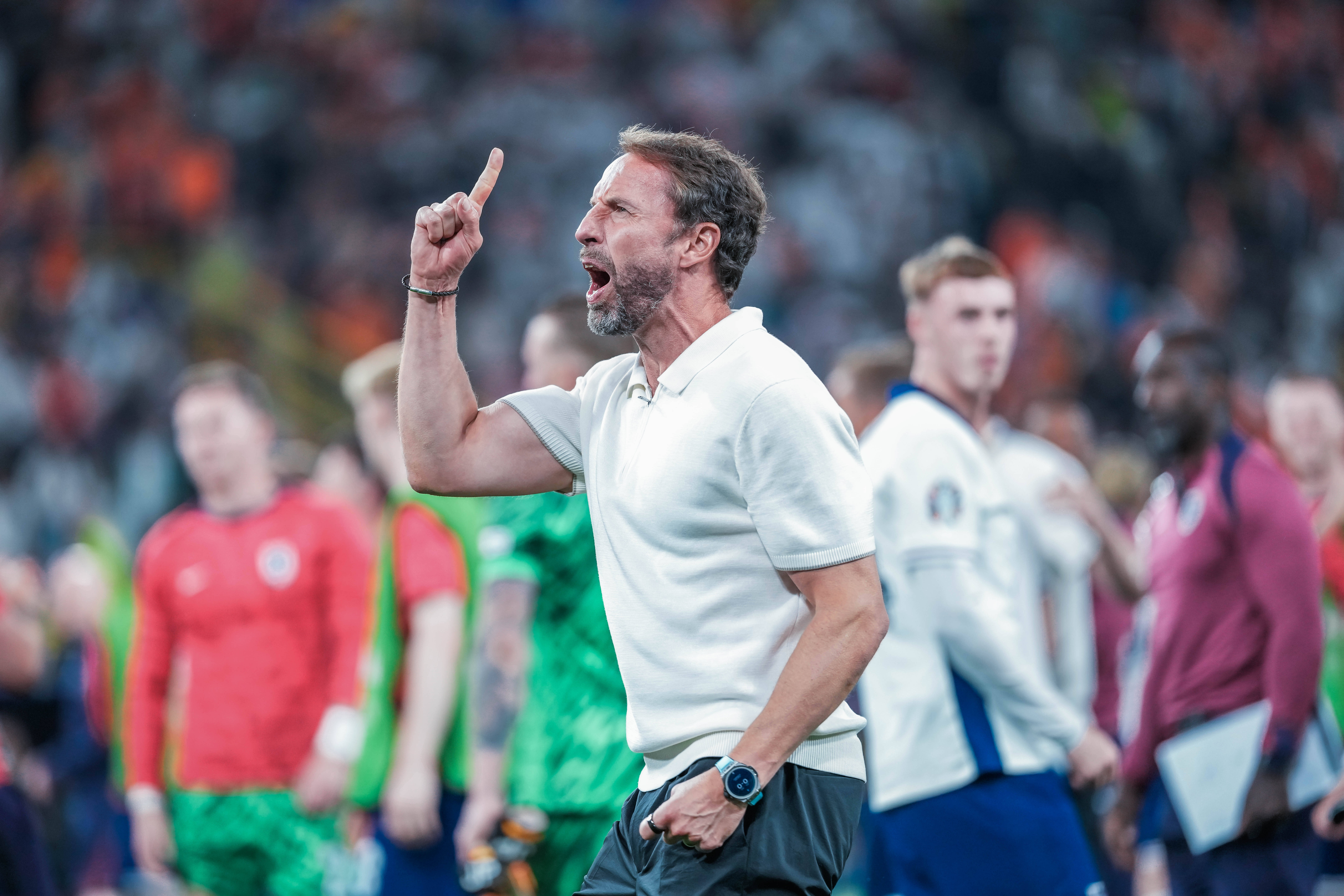 包含西班牙队实力卓越，轻松跻身强！的词条