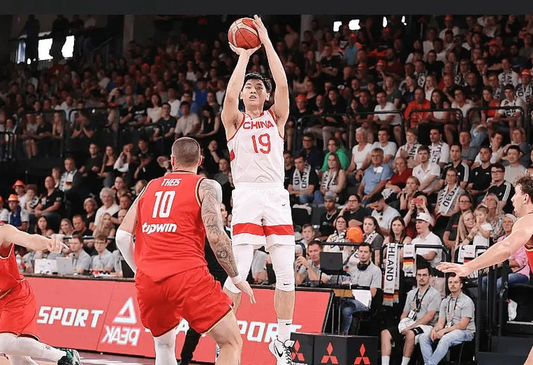 德国篮球联赛季后赛战局激烈，两队不相上下