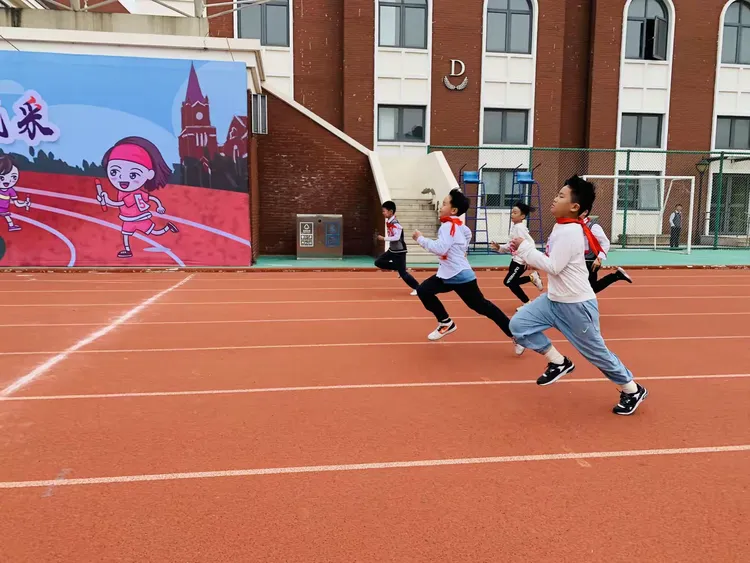 威海市队员精神抖擞，全力争取胜利的简单介绍