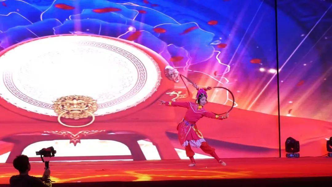 梦想舞台上，足球璀璨之光耀眼绽放的简单介绍