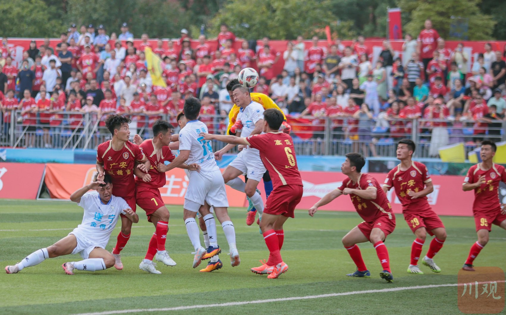 足球比赛的紧张气氛令人屏息